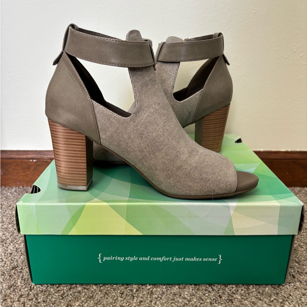 📦Bundle for $5! Sole Senseability taupe memory foam open toe bootie sz 9.5